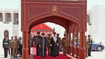 Le sultan d'Oman reçoit officiellement le président Raïssi