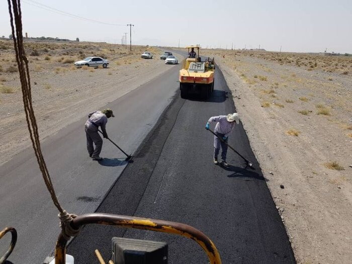 ۱۴ کیلومتر در بام کویر کرمان زیر بار ترافیک رفت اما راه هنوز مدیران را می‌خواند