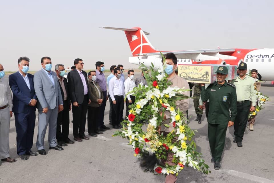 آیین استقبال از پیکر مطهر یک شهید گمنام در فرودگاه بین‌المللی بندرعباس برگزار شد