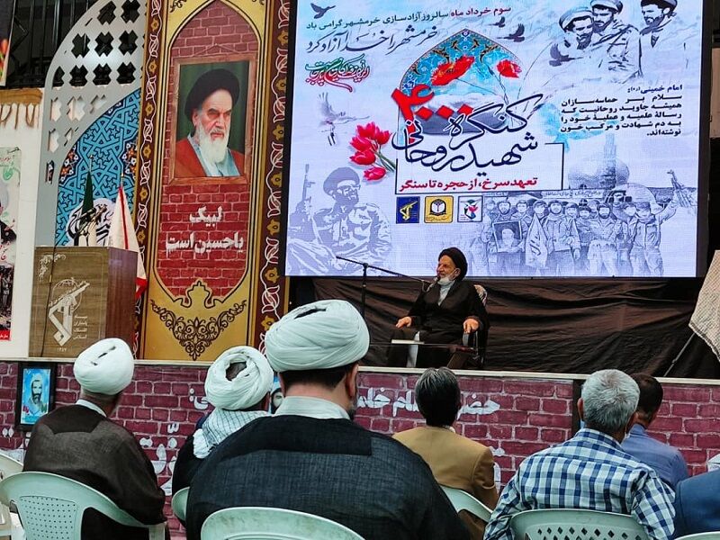 رمز پیروزی انقلاب اسلامی پیروی از حق و ولایت فقیه است رمز پیروزی انقلاب اسلامی پیروی از حق و ولایت فقیه است