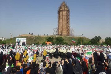 اجرای سرود سلام فرمانده با همخوانی پنج هزار نفری دانش‌آموزان گنبدی
