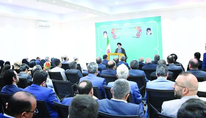 زيارة الرئيس الإيراني الى سلطنة عمان ....تفاصیلها وانجازاتها