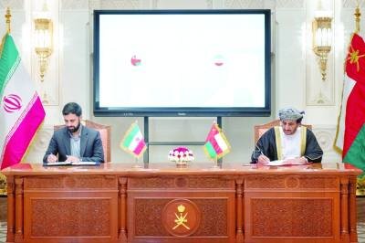 زيارة الرئيس الإيراني الى سلطنة عمان ....تفاصیلها وانجازاتها