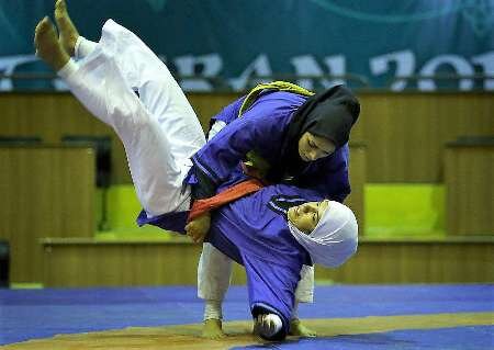 بانوی مرودشتی نشان نقره کشتی آلیش آسیا را بر گردن آویخت