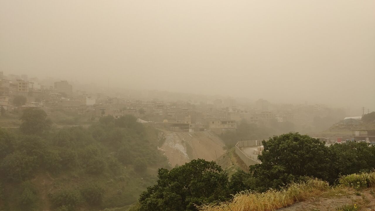 گرد و غبار غلیظ هوای سه شهر صنعتی استان مرکزی را در وضعیت خطرناک قرار داده است گرد و غبار غلیظ هوای سه شهر صنعتی استان مرکزی را در وضعیت خطرناک قرار داده است