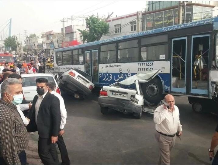 تصادف اتوبوس با ۲۰ خودرو درکرج سه مصدوم بر جای گذاشت 