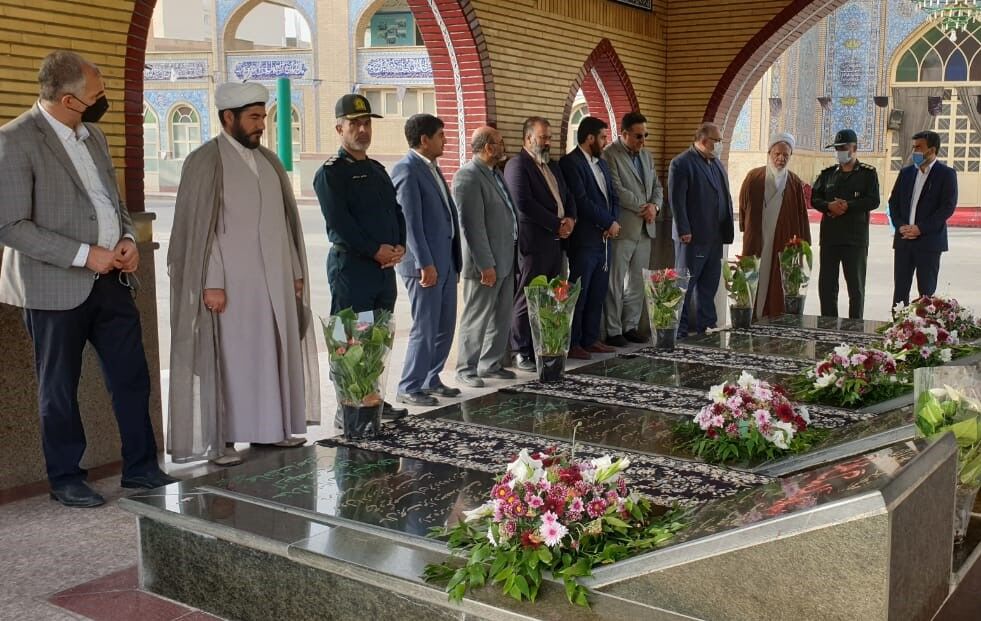 گلزار شهدای پاکدشت همزمان با سالروز آزادی خرمشهر گلباران شد