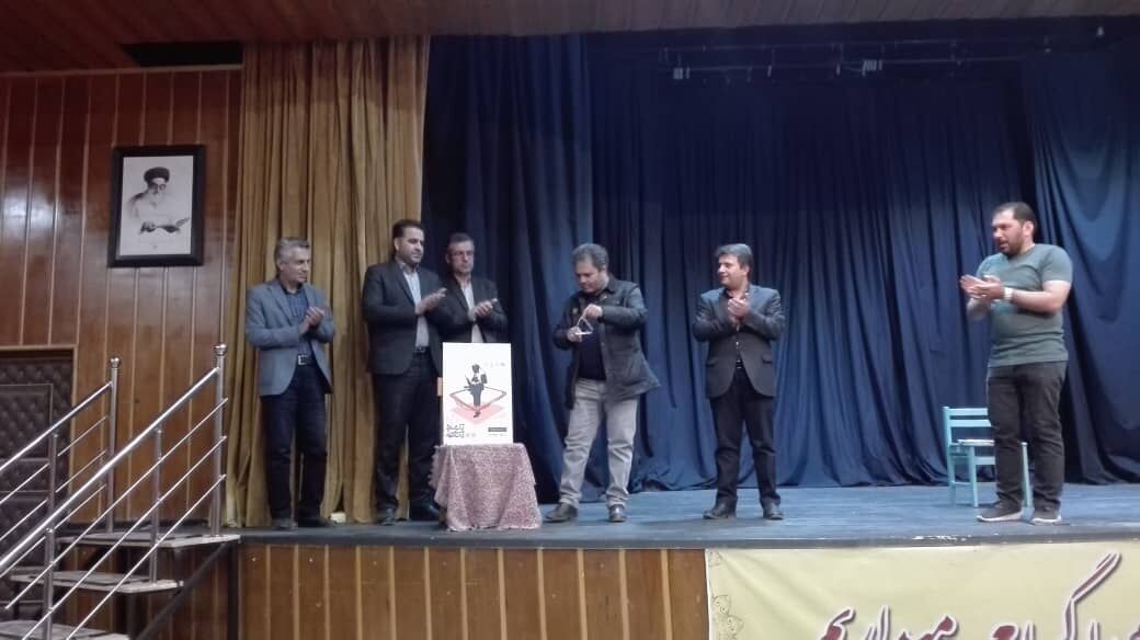 اجرای رایگان نمایش "یک مرد یک خط" برای عموم در سالن بیضای اردبیل