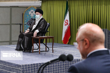 Leader receives Iranian lawmakers