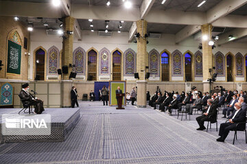 Leader receives Iranian lawmakers