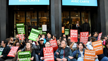 اعتراض فعالان زیست‌محیطی به سیاست‌های آب و هوایی شرکت فرانسوی