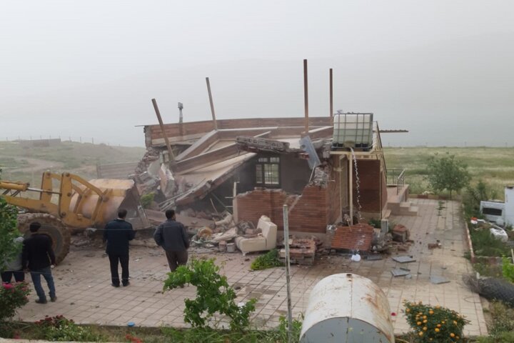 چنبره زمین خواران بر حاشیه سد مهاباد