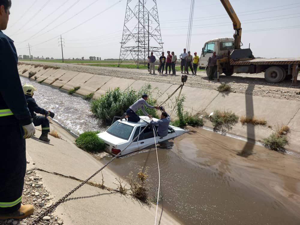 نجات سرنشینان سقوط کرده در کانال آب پاکدشت