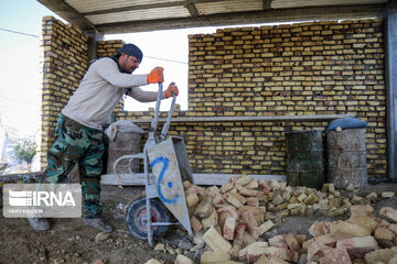 توزیع مصالح ساختمانی برای بازسازی مناطق زلزله‌زده خوی آغاز شد
