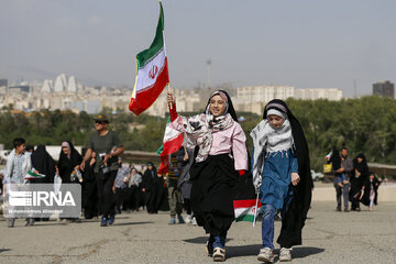 Iranian families gather to chant "Salute, Commander" chant