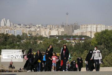 Iranian families gather to chant "Salute, Commander" chant