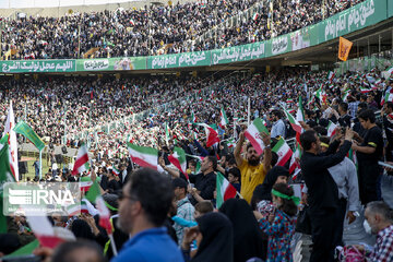 Iranian families gather to chant "Salute, Commander" chant