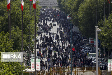 Iranian families gather to chant "Salute, Commander" chant