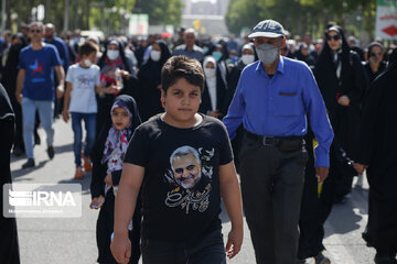 Iranian families gather to chant "Salute, Commander" chant