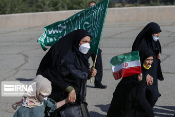 Iranian families gather to chant "Salute, Commander" chant