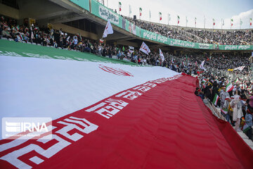 Iranian families gather to chant "Salute, Commander" chant