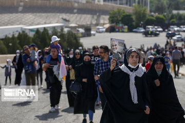 Iranian families gather to chant "Salute, Commander" chant