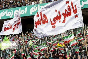 Iranian families gather to chant "Salute, Commander" chant