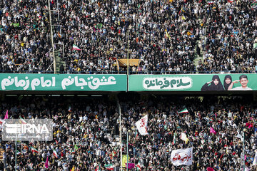 Iranian families gather to chant "Salute, Commander" chant