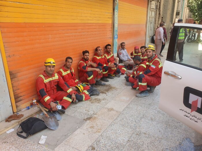 آتش نشانان اصفهانی پیکر بیجان ۲ حادثه دیده ساختمان متروپل را از زیر آوار خارج کردند