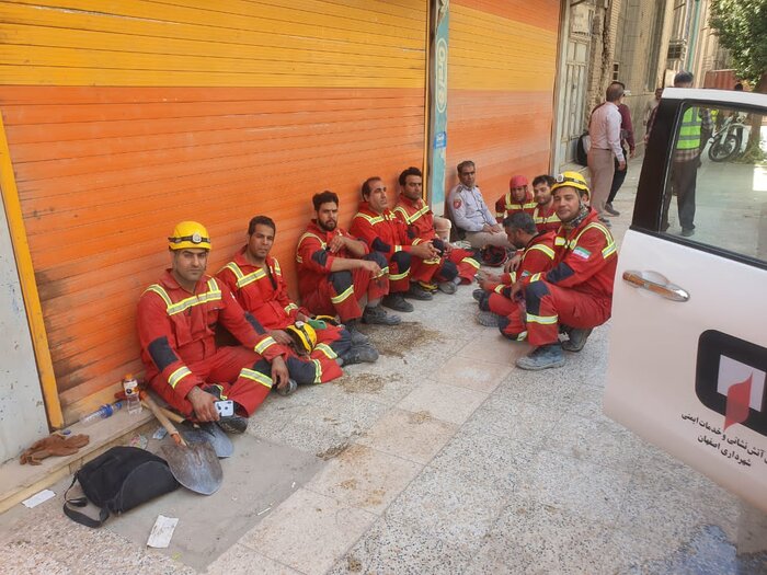 آتش نشانان اصفهانی پیکر بیجان ۲ حادثه دیده ساختمان متروپل را از زیر آوار خارج کردند
