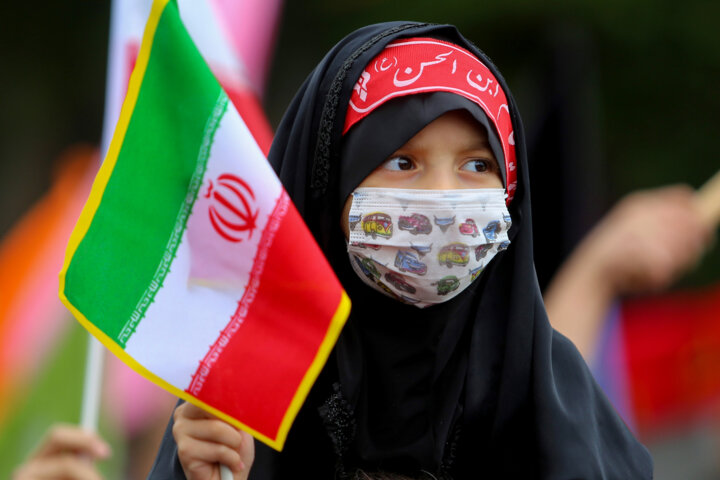 حاشیهنگاری از همخوانی منتظران ظهور فرمانده/ برد شیرین دهه نودیها در ورزشگاه آزادی