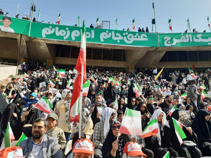 100 000 Iraniens se rassemblent au stade Azadi pour chanter "Salut, Commandant"