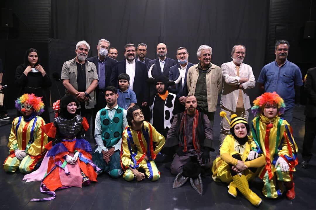 وزیر فرهنگ به تماشای نمایش هنرمندان موسسه خیریه بچه‌های باران نشست