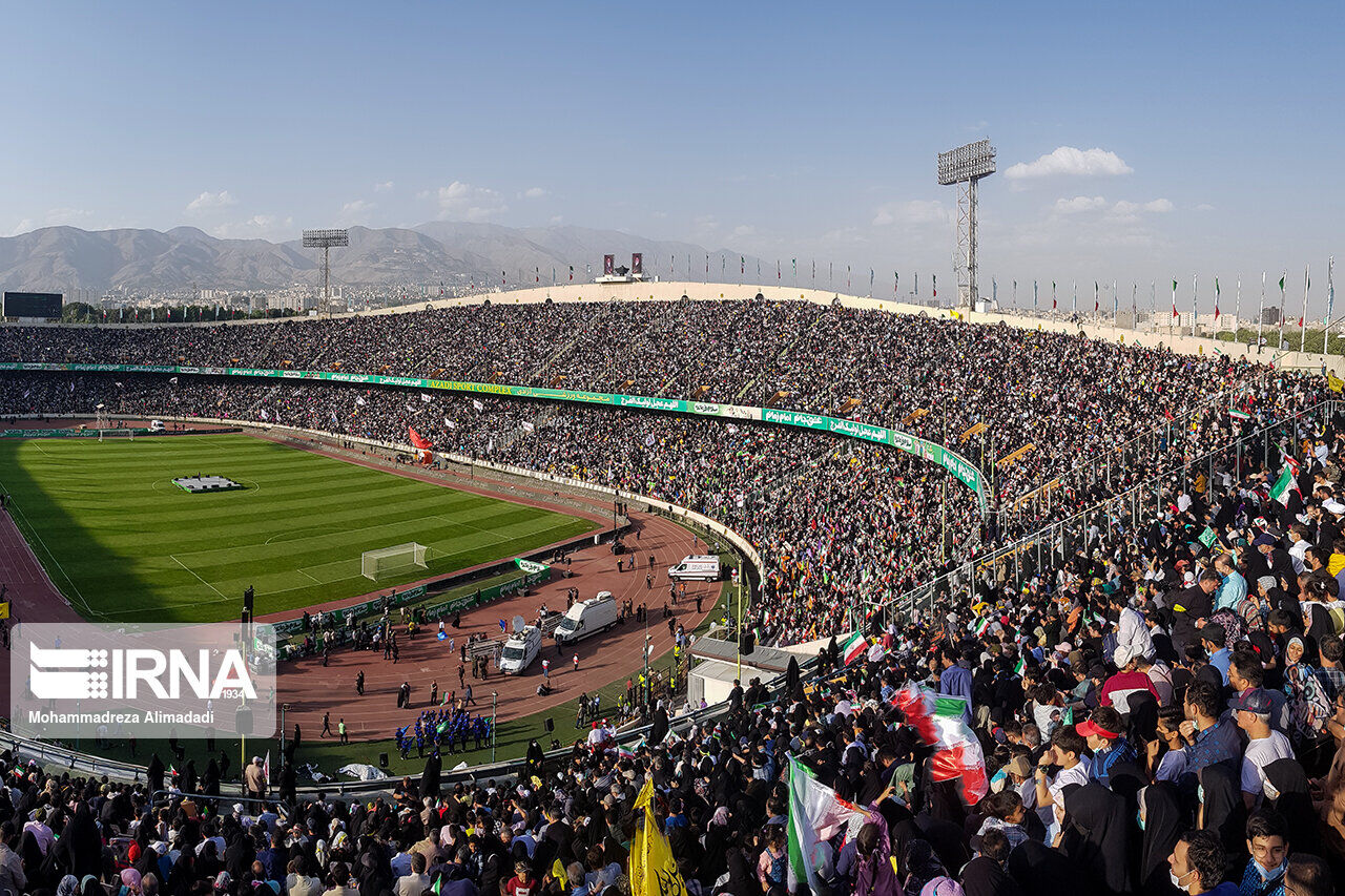 100 000 Iraniens se rassemblent au stade Azadi pour chanter "Salut, Commandant"