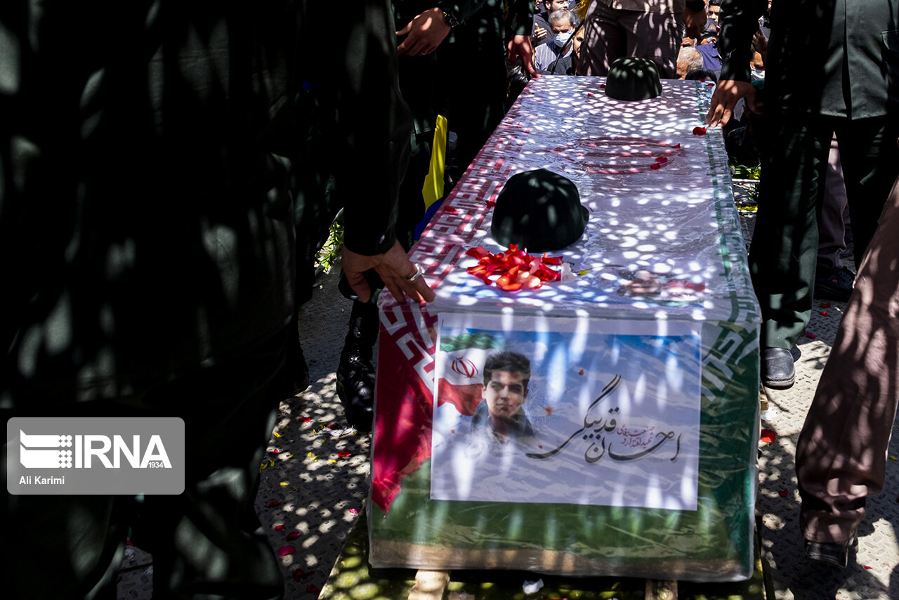 شهدای تازه تفحص و جاویدالاثر در آغوش ملت / استقبال گرم مردم از مدافعان وطن