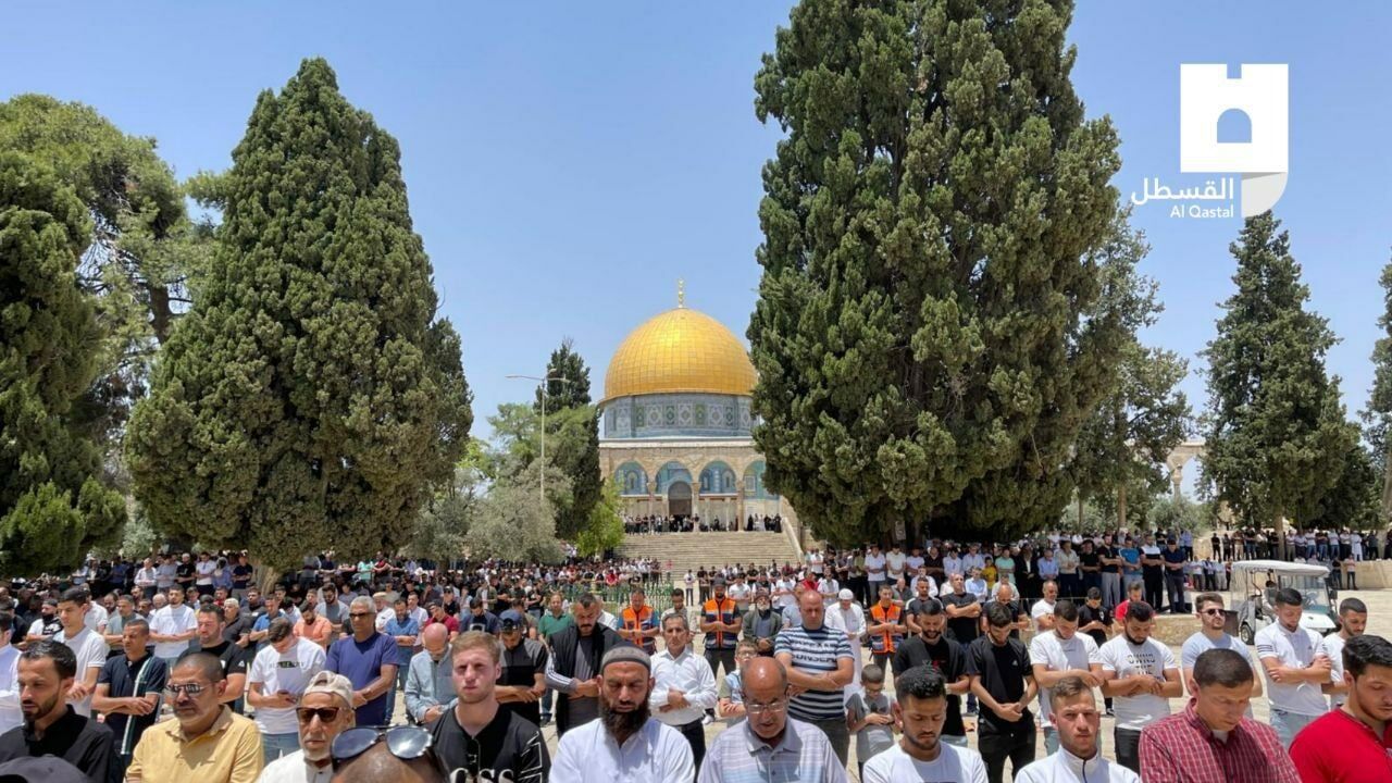 حضور ۳۰ هزار فلسطینی در نماز جمعه مسجدالاقصی
