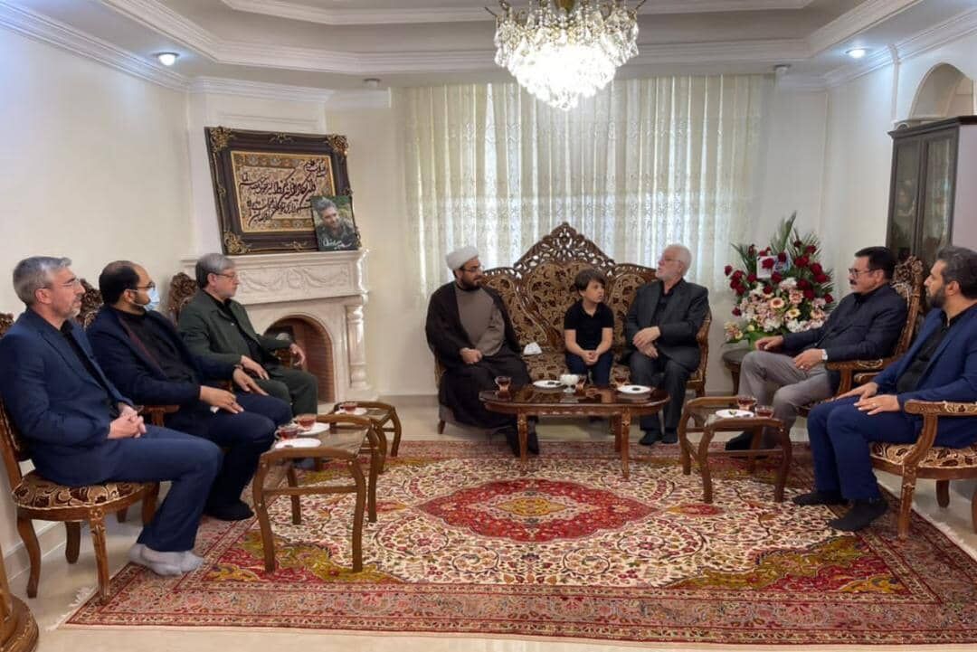 رئیس مرکز ارتباطات مردمی ریاست جمهوری با خانواده شهید صیاد خدایی دیدار کرد