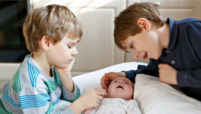 اختلاف سنی مناسب میان فرزندان / کاهش فاصله سنی سبب تقویت رشد کودکان میشود 2