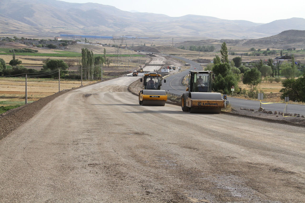 اهتمام دولت برای توسعه زیرساخت‌های حمل و نقل جاده‌ای استان اردبیل