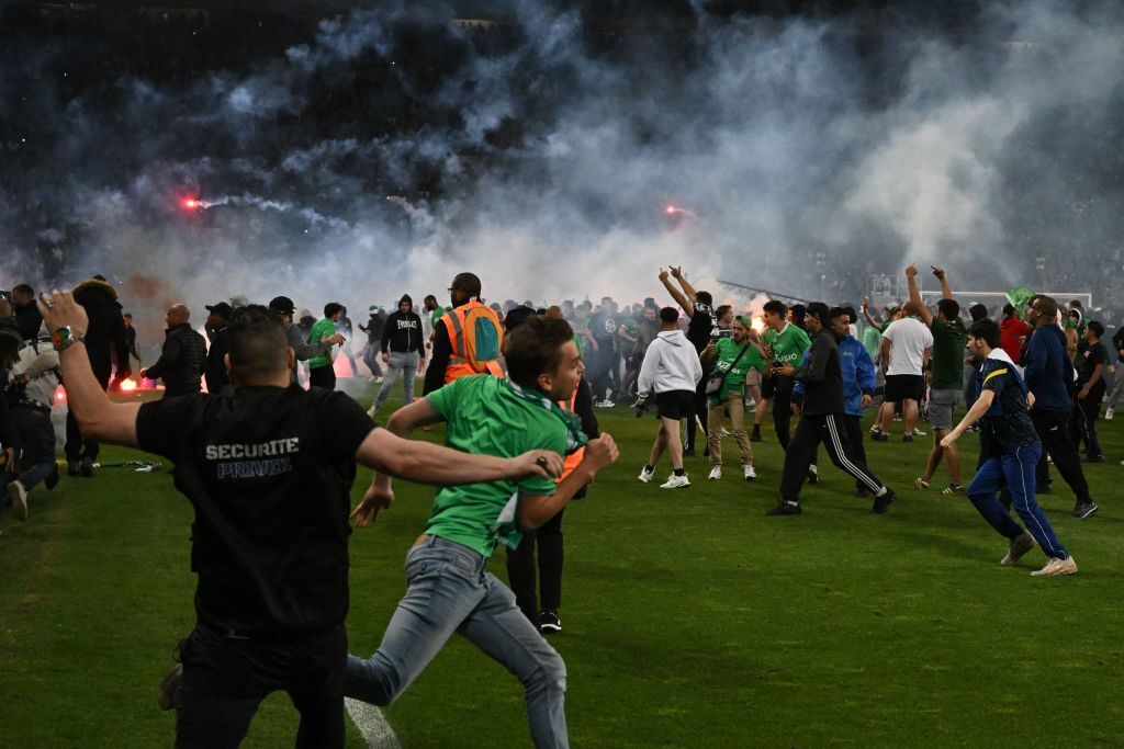 فوتبال فرانسه باز هم حادثه آفرید؛ سقوط با طعم کتک برای بازیکنان سنت‌اتین +فیلم
