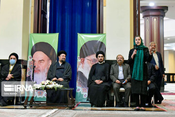 Hommage des représentants des religions divines à l'imam Khomeini (Que DIEU le bénisse)
