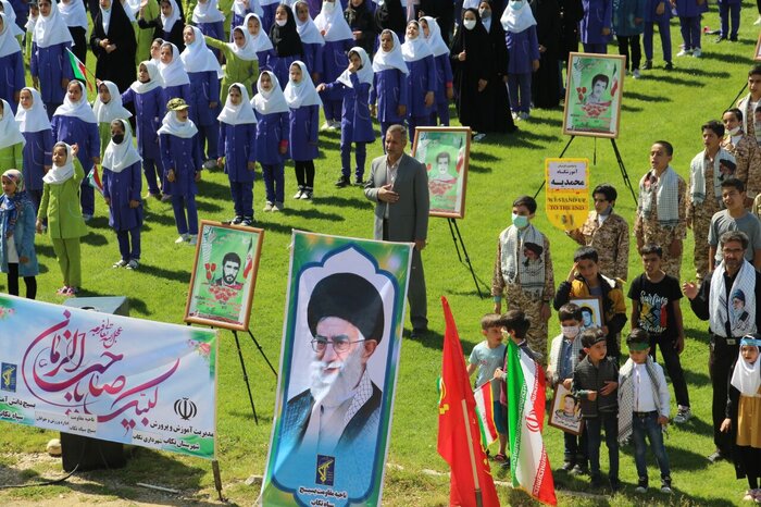 اجرای سرود «سلام فرمانده» توسط دانش آموزان تکابی