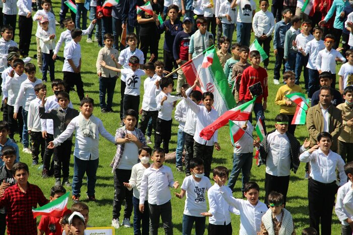 اجرای سرود «سلام فرمانده» توسط دانش آموزان تکابی