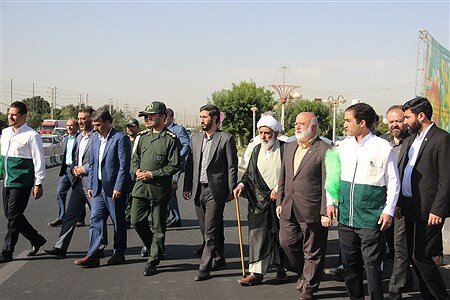 آئین اهتزاز پرچم متبرک حرم امام رضا(ع) در میدان نماز اسلامشهر برگزار شد