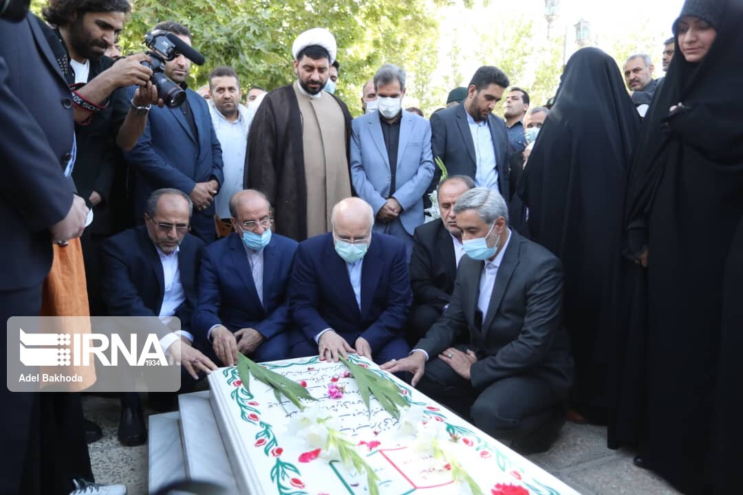 رییس مجلس به مقام شامخ شهدای شهرستان نهاوند ادای احترام کرد