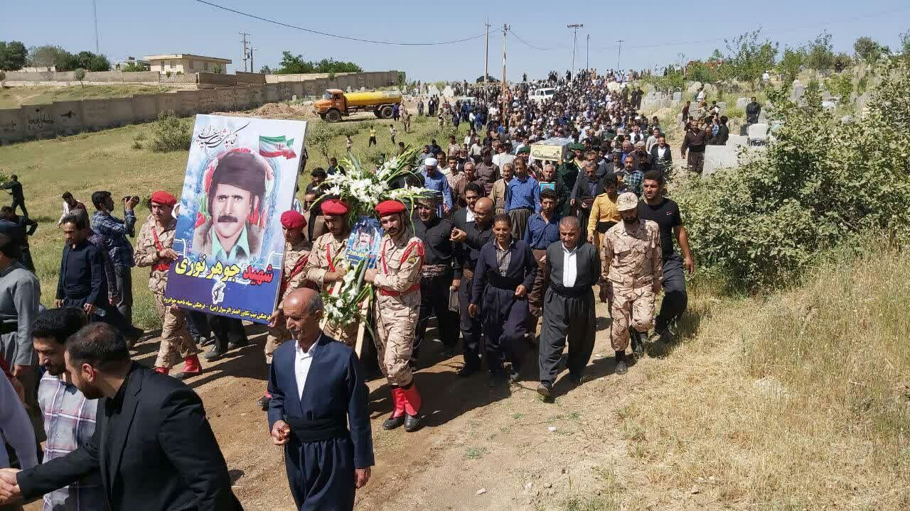 پیکر «جوهر نوری» شهید تازه تفحص شده در جوانرود تشییع شد پیکر «جوهر نوری» شهید تازه تفحص شده در جوانرود تشییع شد