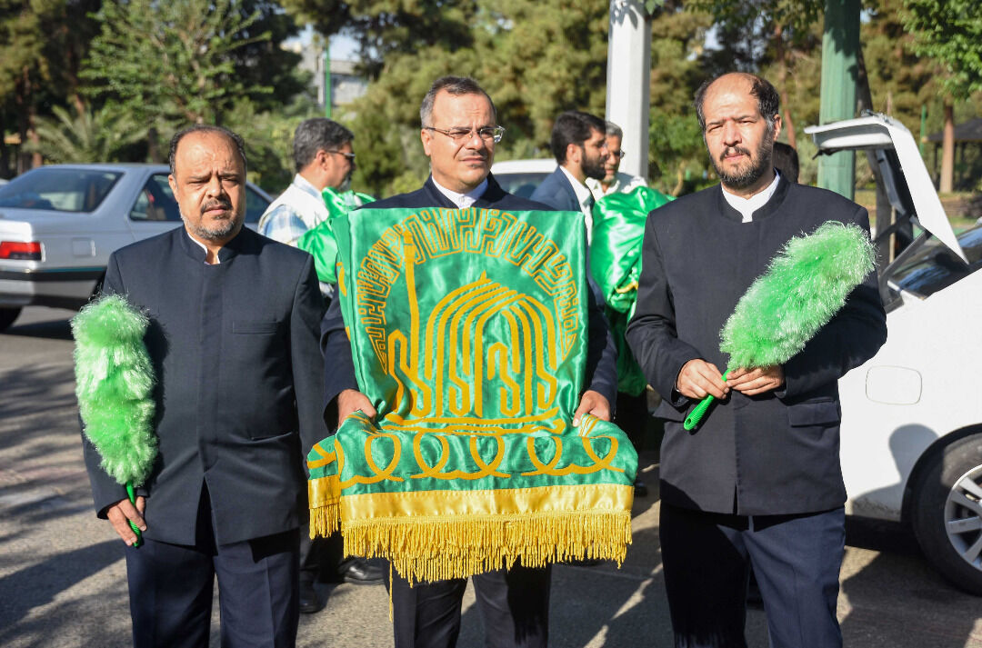 اهتزاز نخستین پرچم متبرک رضوی در دارالمومنین تهران