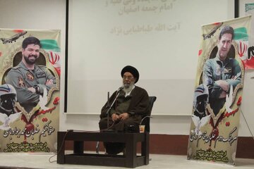 امام جمعه اصفهان:  بصیرت، عامل توفیق نیروهای مسلح ماست 