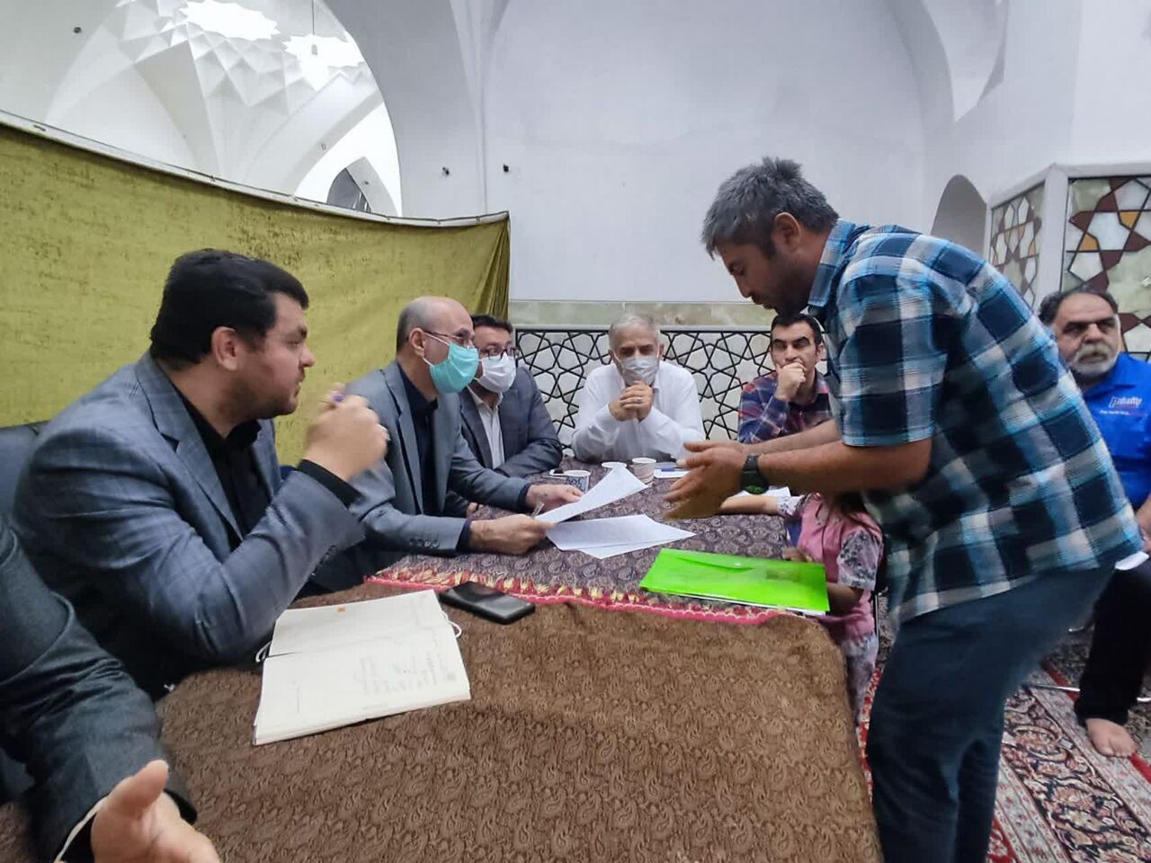 مسئولان پیشوا در مصلای نماز جمعه میز خدمت برپا کردند