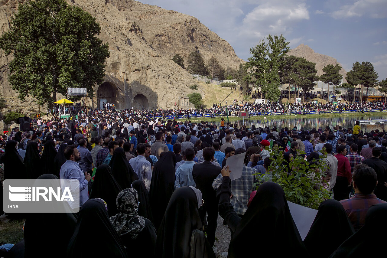 طنین سرود سلام فرمانده در محوطه تاریخی، فرهنگی طاقبستان کرمانشاه